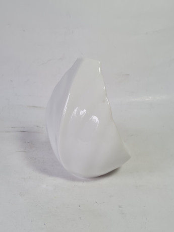 Ваза винтажная Tirschenreuther Bavaria в виде листа и сидящей на нем птички, белый фарфор, 12 x 10 x 14,5 см, Германия, 1960-1970гг.