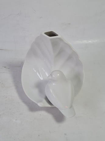 Ваза винтажная Tirschenreuther Bavaria в виде листа и сидящей на нем птички, белый фарфор, 12 x 10 x 14,5 см, Германия, 1960-1970гг.