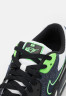 Nike Sportswear AIR MAX 90 SE UNISEX Sneaker low black/obsidian/scream green/summit white/metallic silver AIR MAX 90 SE UNISEX Низкие кроссовки женские черный/обсидиан/кричаще-зеленый/белоснежный/серебристый металлик
