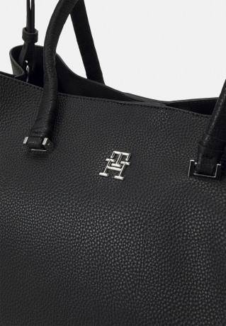 Tommy Hilfiger EMBLEM SATCHEL Across body bag black EMBLEM SATCHEL Сумка через плечо черный