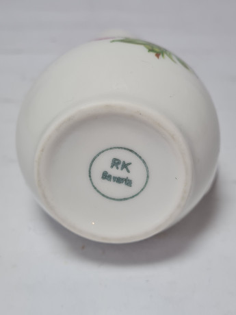 RK Bavaria Белая фарфоровая ваза с ручкой "Разноцветный букет цветов", 13,5 x 6 см, Германия, 1960-70гг.