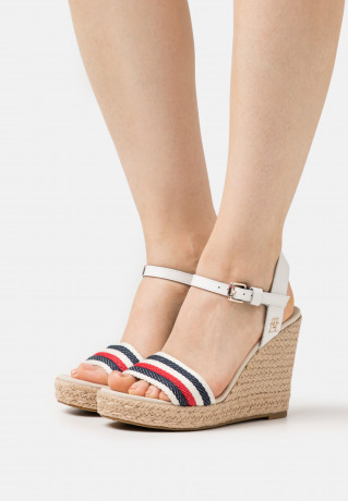 Tommy Hilfiger CORPORATE High heeled sandals ecru CORPORATE Босоножки на высоком каблуке экрю