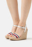 Tommy Hilfiger CORPORATE High heeled sandals ecru CORPORATE Босоножки на высоком каблуке экрю