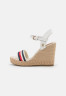 Tommy Hilfiger CORPORATE High heeled sandals ecru CORPORATE Босоножки на высоком каблуке экрю