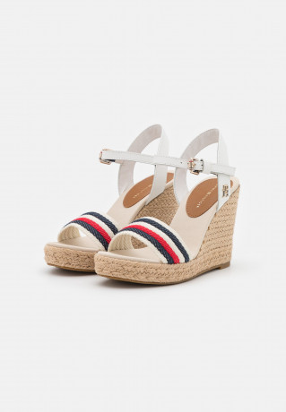 Tommy Hilfiger CORPORATE High heeled sandals ecru CORPORATE Босоножки на высоком каблуке экрю