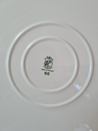 Блюдо винтажное Staffel Limburg, белый фарфор с декором из красных роз, 24 x 1,5 см, Германия, 1960-70гг.