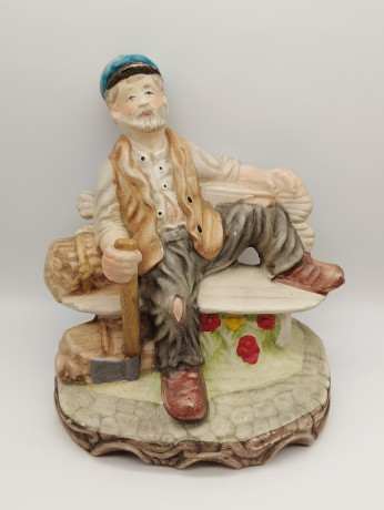 Статуэтка винтажная большая Capodimonte "Дровосек с топором на лавочке", фарфор, 21 х 20.5 см, Италия, 1960-70гг.