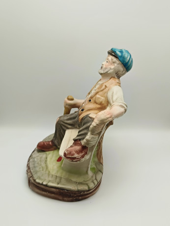 Статуэтка винтажная большая Capodimonte "Дровосек с топором на лавочке", фарфор, 21 х 20.5 см, Италия, 1960-70гг.
