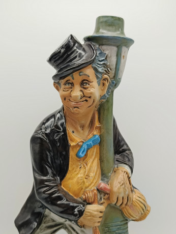 Винтажная коньячная бутылка "Пьяный музыкант у фонаря", ручная роспись, бисквитный фарфор, 29 см, Италия, 1971 год.