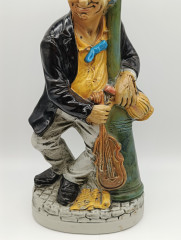 Винтажная коньячная бутылка &quot;Пьяный музыкант у фонаря&quot;, ручная роспись, бисквитный фарфор, 29 см, Италия, 1971 год.