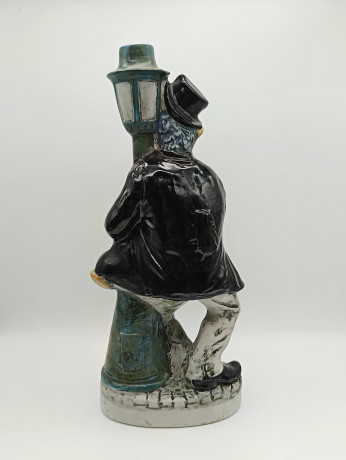 Винтажная коньячная бутылка "Пьяный музыкант у фонаря", ручная роспись, бисквитный фарфор, 29 см, Италия, 1971 год.