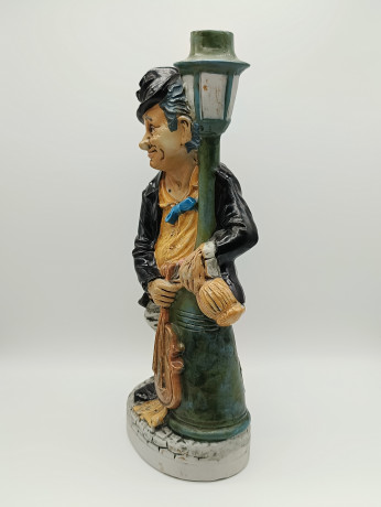 Винтажная коньячная бутылка "Пьяный музыкант у фонаря", ручная роспись, бисквитный фарфор, 29 см, Италия, 1971 год.