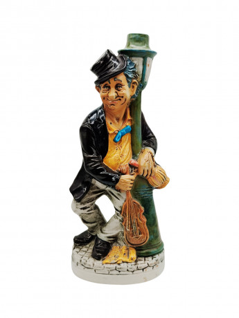 Винтажная коньячная бутылка "Пьяный музыкант у фонаря", ручная роспись, бисквитный фарфор, 29 см, Италия, 1971 год.