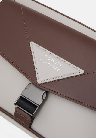 Tommy Hilfiger MODERN CAMERA BAG UNISEX Across body bag stone MODERN CAMERA BAG UNISEX Сумка через плечо камни