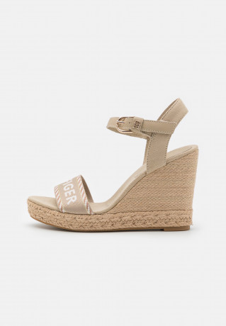 Tommy Hilfiger SEASONAL WEBBING WEDGE High heeled sandals sandalwood SEASONAL WEBBING WEDGE Босоножки на высоком каблуке сандаловое дерево