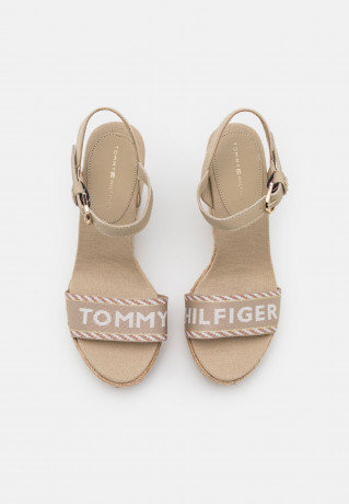 Tommy Hilfiger SEASONAL WEBBING WEDGE High heeled sandals sandalwood SEASONAL WEBBING WEDGE Босоножки на высоком каблуке сандаловое дерево