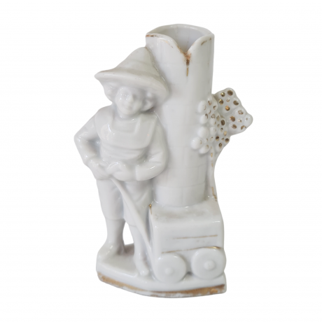 Подсвечник винтажный Im Stil Wallendorf, украшенный фигуркой мальчика c тележкой и цветами, фарфор, 11.5 см, Германия, 1960-70гг.