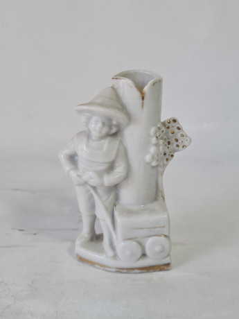 Подсвечник винтажный Im Stil Wallendorf, украшенный фигуркой мальчика c тележкой и цветами, фарфор, 11.5 см, Германия, 1960-70гг.