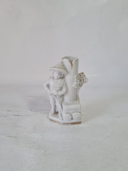 Подсвечник винтажный Im Stil Wallendorf, украшенный фигуркой мальчика c тележкой и цветами, фарфор, 11.5 см, Германия, 1960-70гг.