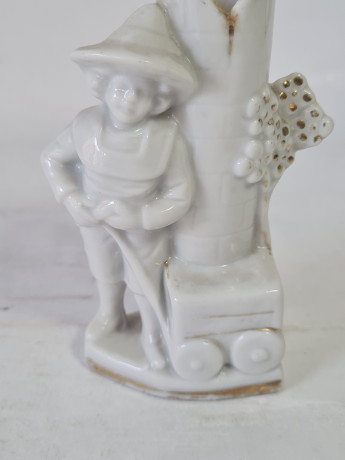 Подсвечник винтажный Im Stil Wallendorf, украшенный фигуркой мальчика c тележкой и цветами, фарфор, 11.5 см, Германия, 1960-70гг.