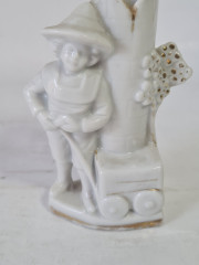 Подсвечник винтажный Im Stil Wallendorf, украшенный фигуркой мальчика c тележкой и цветами, фарфор, 11.5 см, Германия, 1960-70гг.