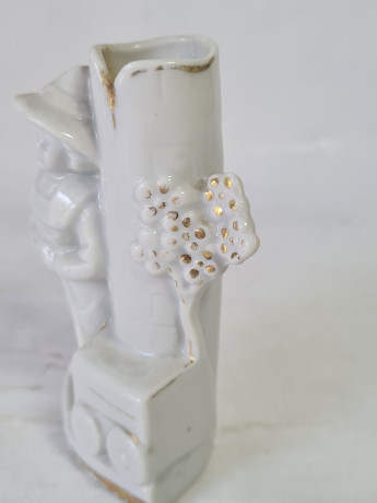 Подсвечник винтажный Im Stil Wallendorf, украшенный фигуркой мальчика c тележкой и цветами, фарфор, 11.5 см, Германия, 1960-70гг.