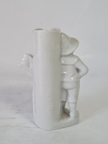 Подсвечник винтажный Im Stil Wallendorf, украшенный фигуркой мальчика c тележкой и цветами, фарфор, 11.5 см, Германия, 1960-70гг.