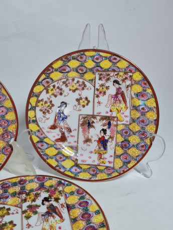 Тарелки сервировочные винтажные в традиционном китайском стиле, в красно-желтых тонах, фарфор, 3 шт., 16.5 см, Китай, 1970-80гг.