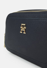 Tommy Hilfiger EMBLEM CAMERA BAG Across body bag space blue СУМКА ДЛЯ КАМЕРЫ EMBLEM Сумка через плечо космический синий