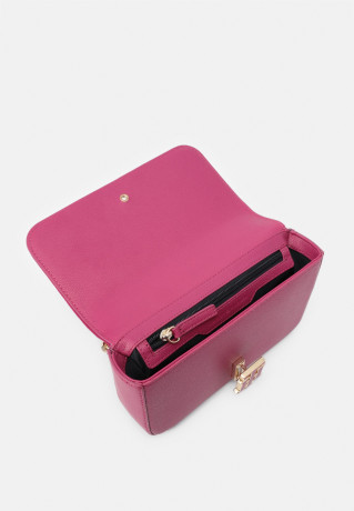 Tommy Hilfiger OUTLINE CROSSOVER Across body bag italian wine OUTLINE CROSSOVER Сумка через плечо итальянское вино