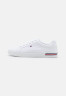Tommy Hilfiger ESSENTIAL STRIPES Trainers white ESSENTIAL STRIPES Кроссовки белый