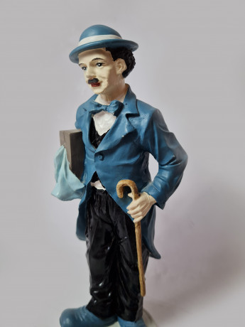 Статуэтка винтажная большая "Чарли Чаплин в сине-черно-белом костюме с чемоданом и тростью", 23,5см x 8см, Германия, 1960-70гг.