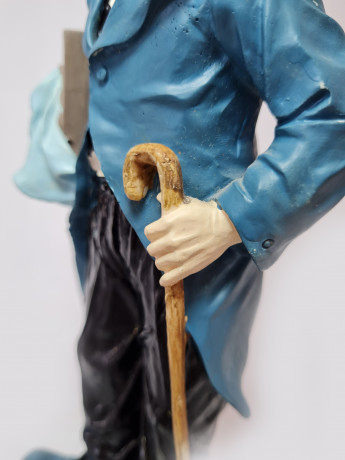 Статуэтка винтажная большая "Чарли Чаплин в сине-черно-белом костюме с чемоданом и тростью", 23,5см x 8см, Германия, 1960-70гг.