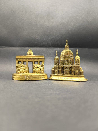 Статуэтки сувенирные винтажные, посвященные достопримечательностям Берлина, "Бранденбургские ворота", "Берлинский кафедральный собор", 2 шт., 8.5, 10.5 см, Германия, 1980-90гг.