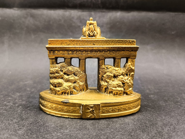 Статуэтки сувенирные винтажные, посвященные достопримечательностям Берлина, "Бранденбургские ворота", "Берлинский кафедральный собор", 2 шт., 8.5, 10.5 см, Германия, 1980-90гг.