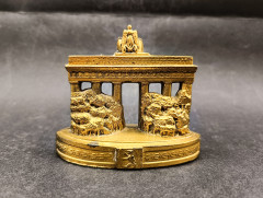 Статуэтки сувенирные винтажные, посвященные достопримечательностям Берлина, &quot;Бранденбургские ворота&quot;, &quot;Берлинский кафедральный собор&quot;, 2 шт., 8.5, 10.5 см, Германия, 1980-90гг.