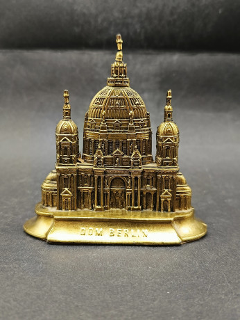Статуэтки сувенирные винтажные, посвященные достопримечательностям Берлина, "Бранденбургские ворота", "Берлинский кафедральный собор", 2 шт., 8.5, 10.5 см, Германия, 1980-90гг.
