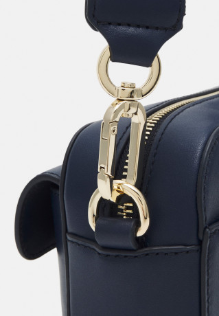 Tommy Hilfiger PUSHLOCK CAMERA BAG Across body bag space blue СУМКА ДЛЯ КАМЕРЫ PUSHLOCK Сумка через плечо космический синий