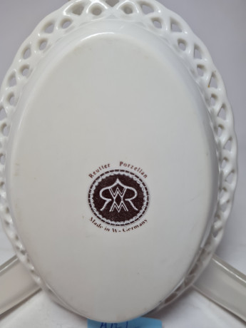 Reutter Овальное блюдо с резным краем "Красные ягоды", 13см x 9,5см, Германия, 1960-70гг.