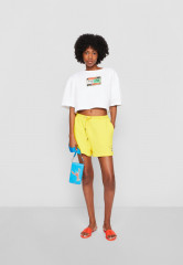 Tommy Hilfiger TOMMY HILFIGER X ANDY WARHOL FLAG CROPPED TEE Print T-shirt optic white УКОРОЧЕННАЯ ФУТБОЛКА TOMMY HILFIGER X ANDY WARHOL FLAG Футболка с принтом оптический белый