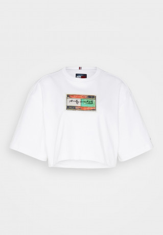 Tommy Hilfiger TOMMY HILFIGER X ANDY WARHOL FLAG CROPPED TEE Print T-shirt optic white УКОРОЧЕННАЯ ФУТБОЛКА TOMMY HILFIGER X ANDY WARHOL FLAG Футболка с принтом оптический белый