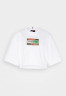 Tommy Hilfiger TOMMY HILFIGER X ANDY WARHOL FLAG CROPPED TEE Print T-shirt optic white УКОРОЧЕННАЯ ФУТБОЛКА TOMMY HILFIGER X ANDY WARHOL FLAG Футболка с принтом оптический белый