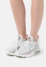Nike Sportswear AIR MAX 2090 Sneaker low light smoke grey/summit white/grey fog/white/chile red AIR MAX 2090 Низкие кроссовки женские светло-дымчато-серый/вершинно-белый/серо-туманный/белый/чили-красный