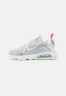Nike Sportswear AIR MAX 2090 Sneaker low light smoke grey/summit white/grey fog/white/chile red AIR MAX 2090 Низкие кроссовки женские светло-дымчато-серый/вершинно-белый/серо-туманный/белый/чили-красный