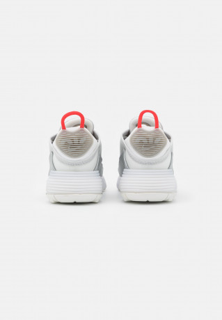 Nike Sportswear AIR MAX 2090 Sneaker low light smoke grey/summit white/grey fog/white/chile red AIR MAX 2090 Низкие кроссовки женские светло-дымчато-серый/вершинно-белый/серо-туманный/белый/чили-красный