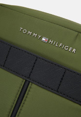 Tommy Hilfiger ELEVATED CAMERA BAG UNISEX Across body bag mentor green EMEVATED CAMERA BAG UNISEX Сумка через плечо наставник зеленый