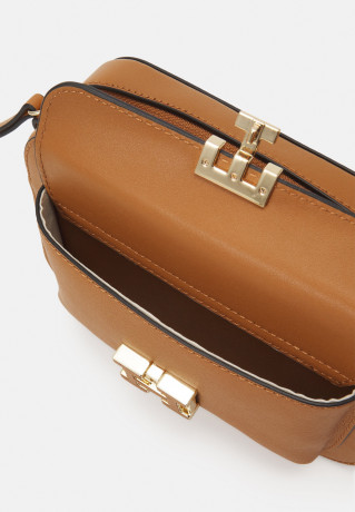 Tommy Hilfiger PUSHLOCK CAMERA BAG Across body bag tan СУМКА ДЛЯ КАМЕРЫ PUSHLOCK Сумка через плечо загар