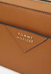 Tommy Hilfiger PUSHLOCK CAMERA BAG Across body bag tan СУМКА ДЛЯ КАМЕРЫ PUSHLOCK Сумка через плечо загар