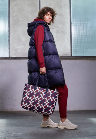 Tommy Hilfiger Monogram Iconic Across body bag corporate mix Monogram Iconic — сумка через плечо корпоративный микс