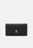 Tommy Hilfiger EMBLEM LARGE FLAP Wallet black ЭМБЛЕМА БОЛЬШОЙ КЛАПАН Бумажник черный